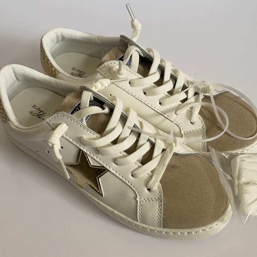 NWT Vintage Havana Sneakers Betsy Gold Camel Stylish neutral Star
